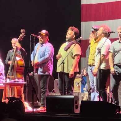 Willie Nelson and Family - It's Hard To Be Humble - Live at Darien Lake, NY (Buffalo) on 7/30/23 22 BpN h6siiSw