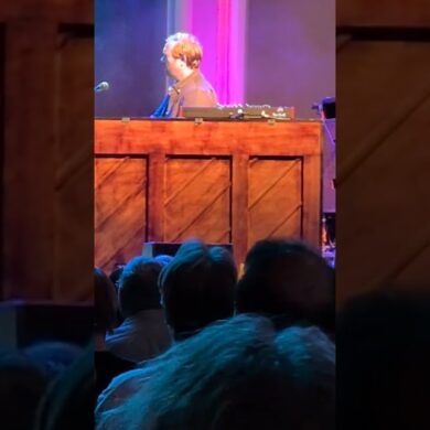 graham nash sings right between the eyes in buffalo ny